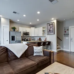 Stunning Minutes From Broadway Apartment