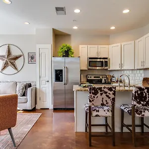 The Celebrity - Minutes To Broadway With A Balcony Apartment